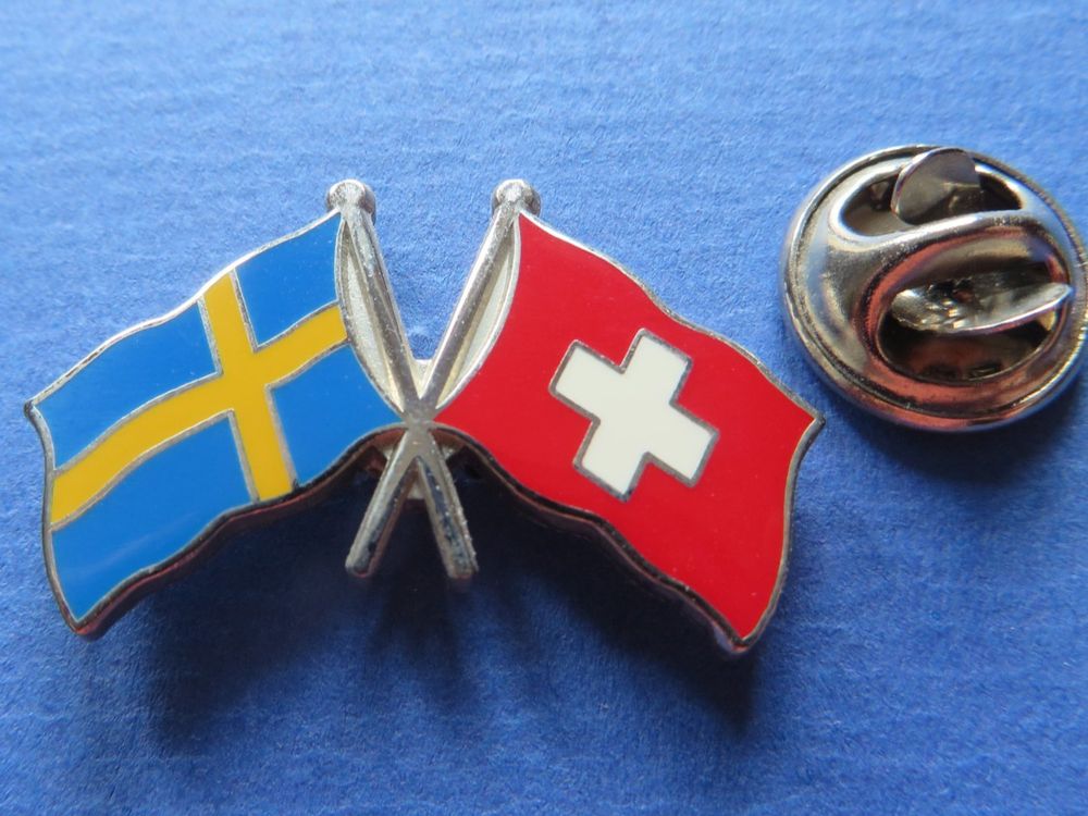 Schweiz Flaggenpin – Anstecker Aus Metall Und Acrylglas, 15 X 23 Mm, Mit Butterflyverschluss