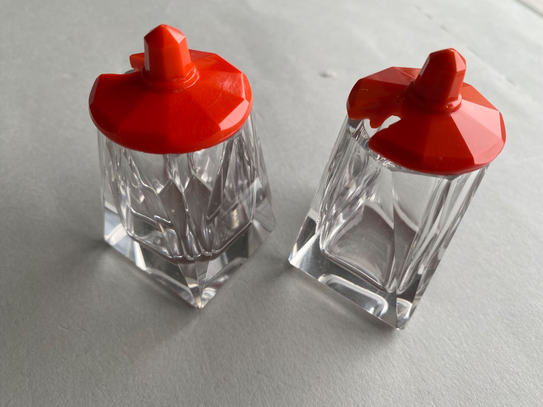 Flacons: Zwei ART DECO Salt & Pepper Flacons mit Bakelit Deckel – Gebraucht aus Zürich von lesgarcons 1