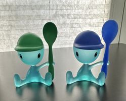 2 lustige Eierbecher mit Löffel von Alessi, neuwertig