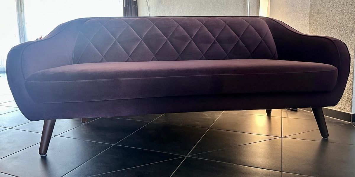 Pfister Divani: Vintage Sofa aus Samtstoff, Purpur – Usato da Kaiseraugst venduto da Stealth-Viper