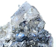 Mineralien: Rutil auf Bergkristall. Wasserklare Binntaler