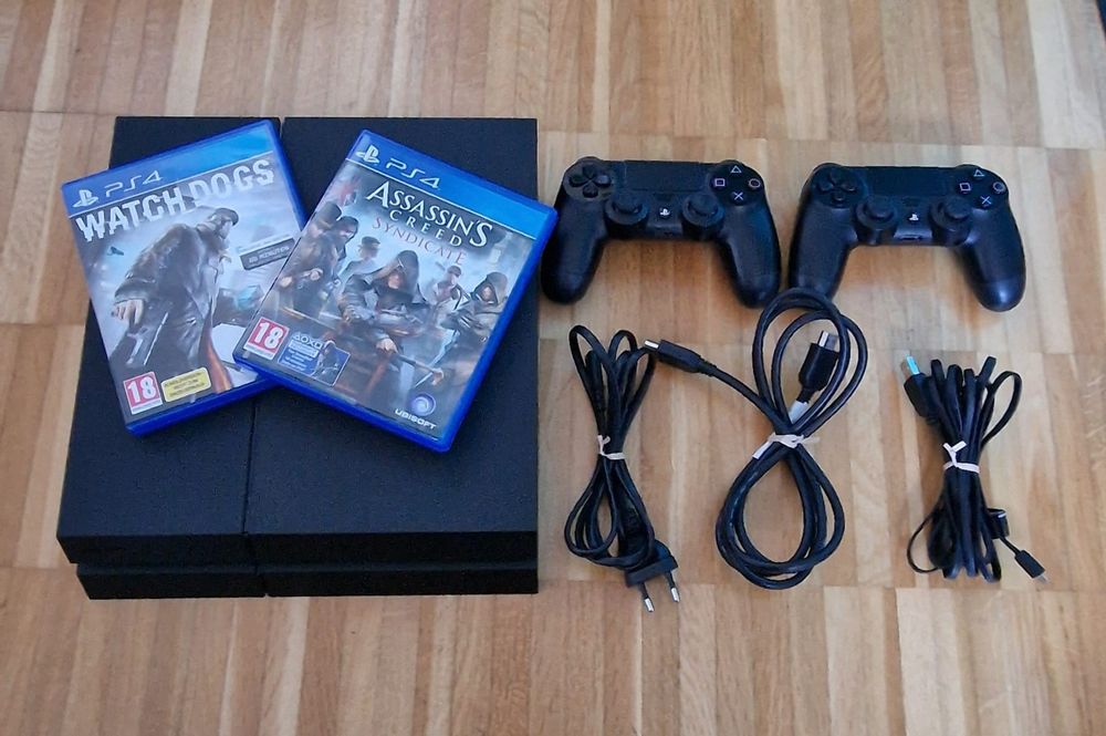 Second Hand PS4 mit 2 Kontrollern und 2 Spielen, 1 TB | Kaufen auf Ricardo