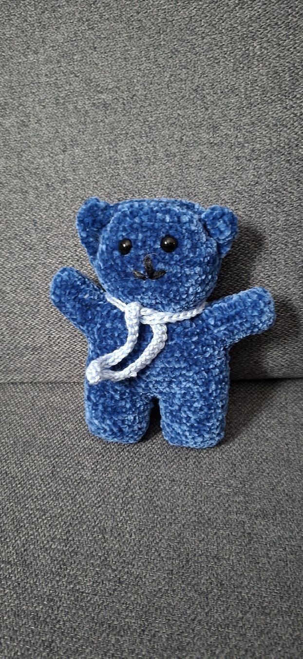 Giocattoli: Handgemachter blauer Teddybär mit Schal – Nuovo (secondo la descrizione) da Emmen venduto da meitschi02