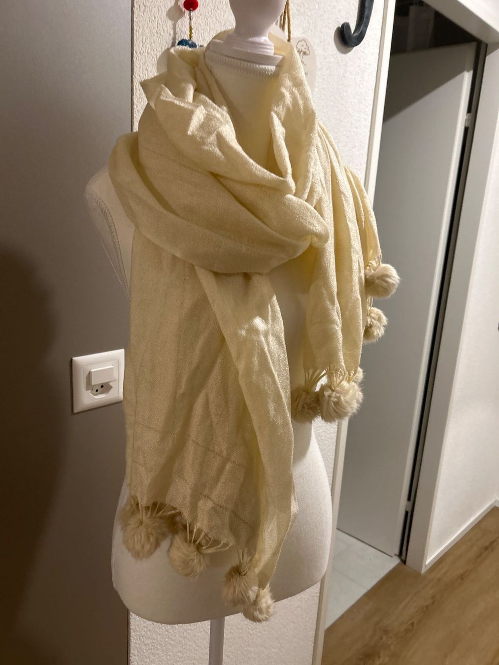 Foulard & Sciarpe: Schal mit Bommeln cremefarbig 180/64 cm – Usato da Brunnen venduto da Nala2929