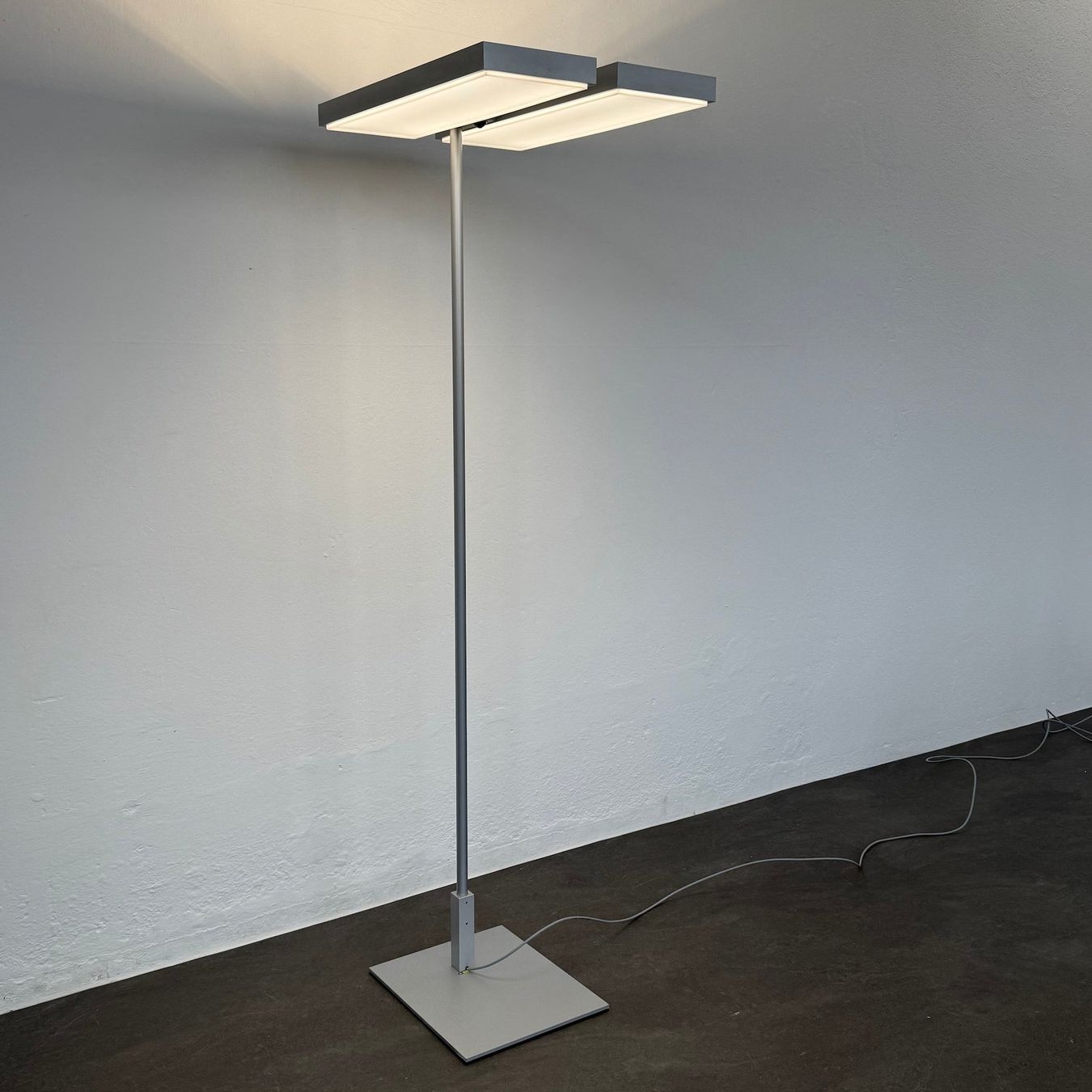 Regent Lampade: Regent Level LED Stehleuchte – Usato da Schönenwerd venduto da mcofficeshop 1