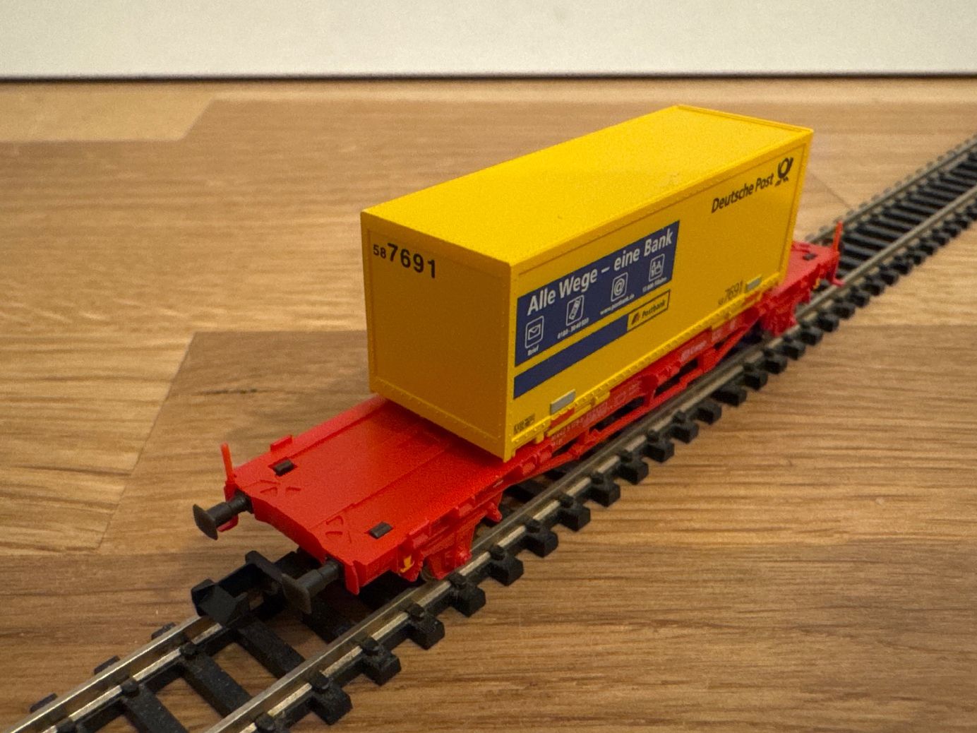 Fleischmann Modellini di ferrovie: Fleischmann 8242 Containerwagen „Deutsche Post“ – Nuovo (secondo la descrizione) da Schlierbach venduto da Look8 2