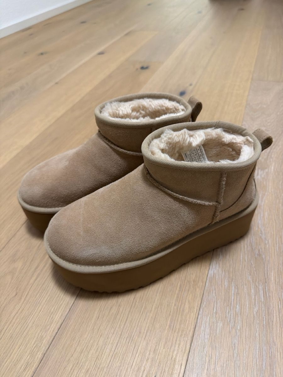 Ugg Scarpe da donna: UGG Platform Boots, Sandfarben, Grösse 38, Neuwertig – Nuovo (secondo la descrizione) da St. Gallen venduto da TairiZ