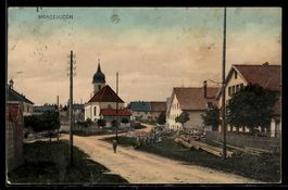 AK Montfaucon, Straße mit Kirche und Kindergruppe, Panorama