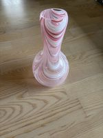 Vase artisanal en verre rose et blanc, motif tourbillons