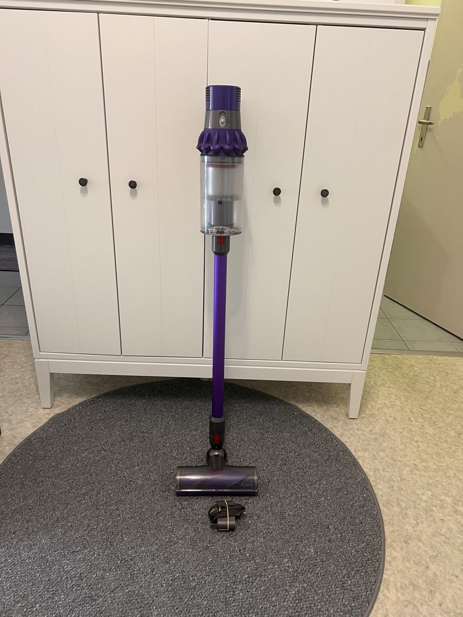 Dyson Staubsauger & Zubehör: Dyson V10 Akku Staubsauger – Neu (gemäss Beschreibung) aus Basel von caj_l6qk