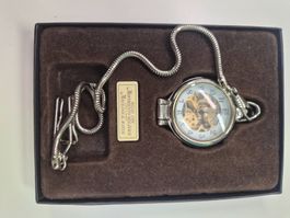 Silberfarbene Taschenuhr mit arabischen Zahlen und Kette