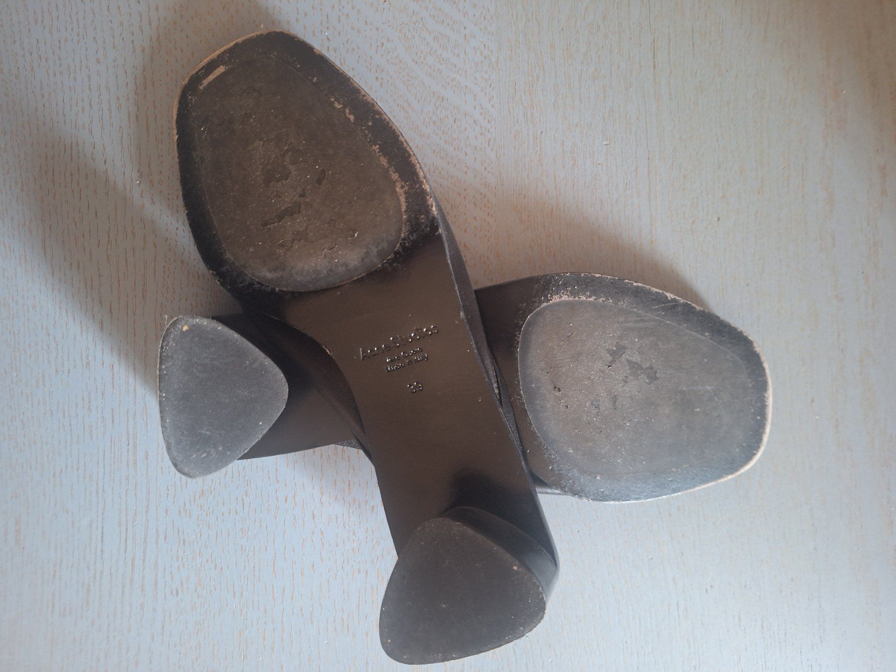 Acne Studios Scarpe da donna: Acne Studios offene Leder-Mules Gr. 39, schwarz – Usato da Zug venduto da BibiB 1