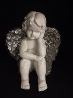 Deko Engel Figur sitzend weiss grau 23cm hoch gebraucht 