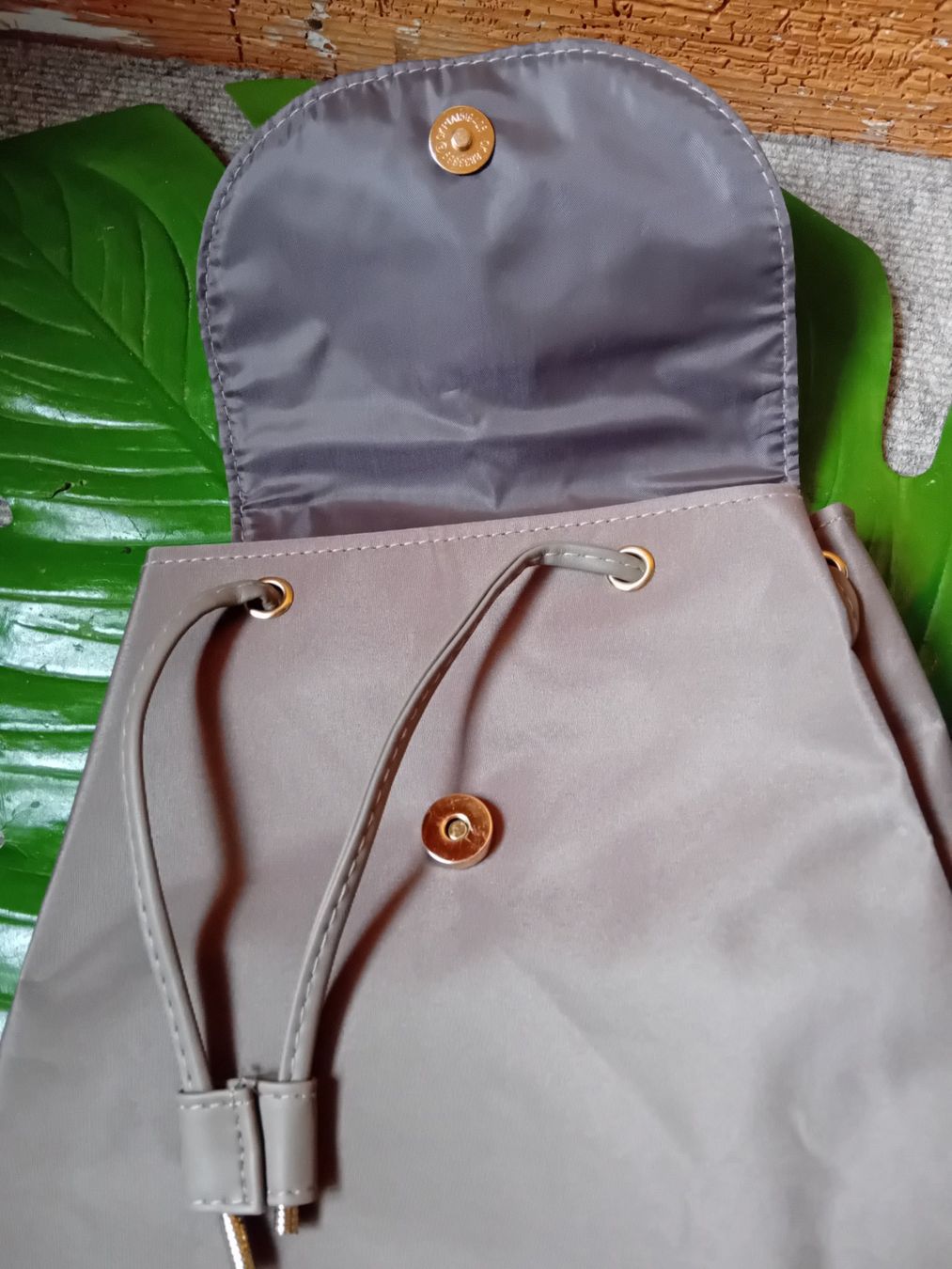 Zaini: Modischer Rucksack mit Blätter-Design - Grau – Nuovo e nell'imballaggio originale da Rüthi (Rheintal) venduto da titlis07 3
