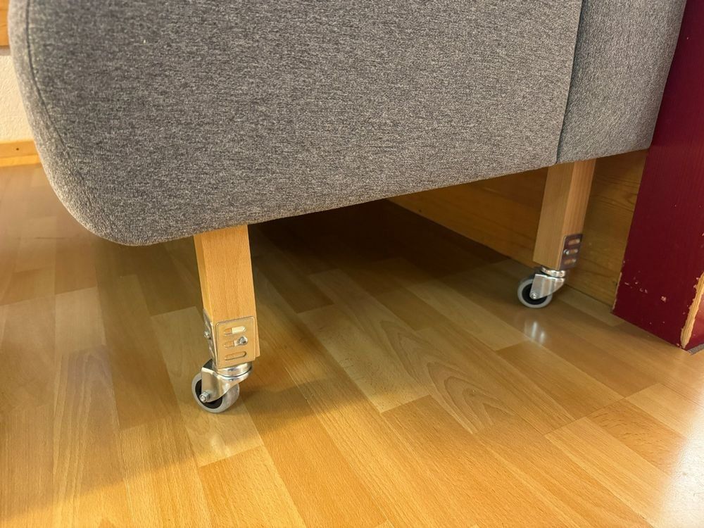 Divani: Sofa grau mit Räder – Usato da Bassersdorf venduto da tanialevin15 4