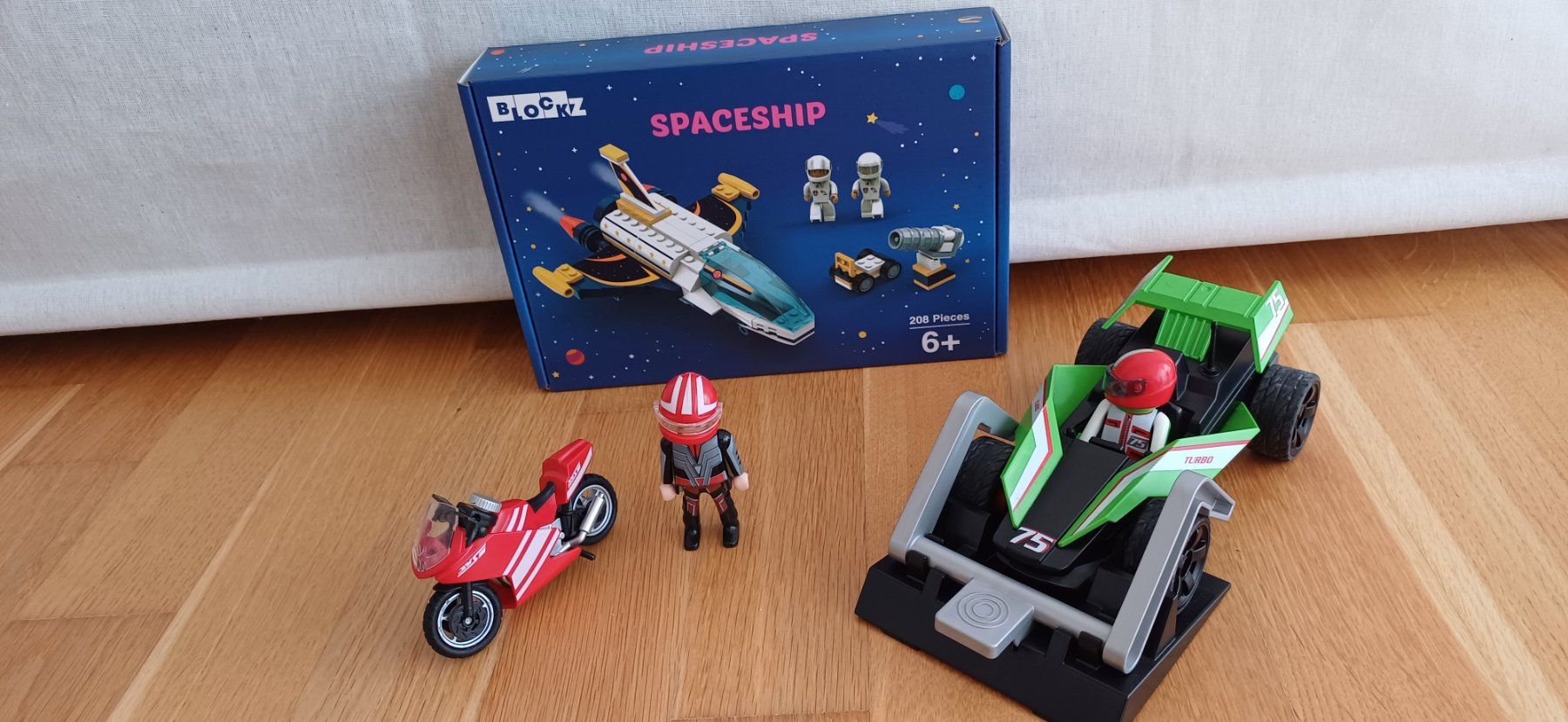 Playmobil Giocattoli: Playmobil Rennauto + Motorrad + Spaceship – Usato da Bützberg venduto da shiggy01