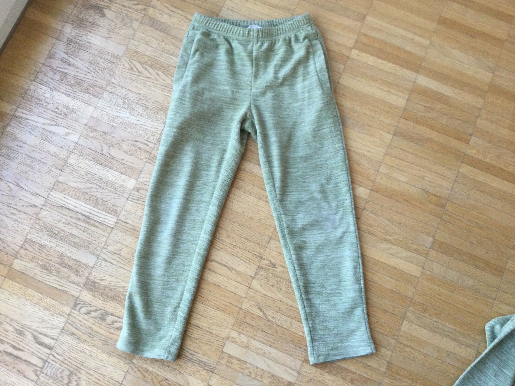 Lotti & Set di vestiti: Fleece Anzug Lassie Mädchen, Gr 128 – Usato da Zürich venduto da VorlonShadow 1