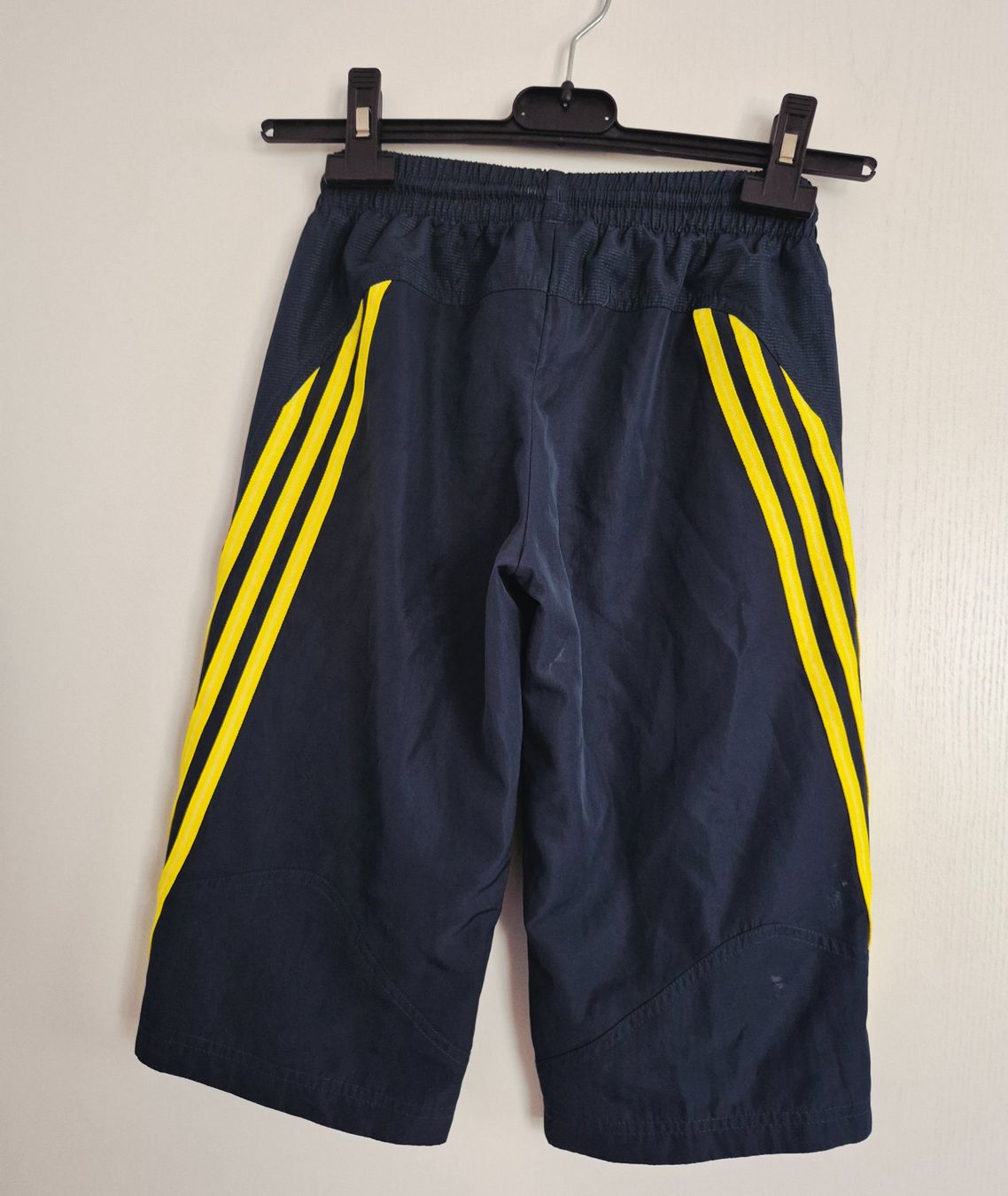 Adidas Pantaloni: knielange Adidas Shorts, Gr.140 – Usato da Volketswil venduto da Dokinka 1