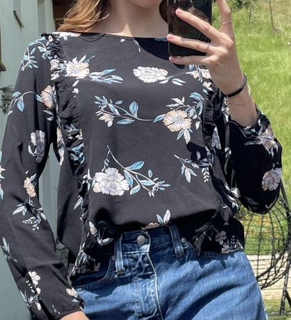 Blouse noire à fleurs avec volants - style féminin / girly