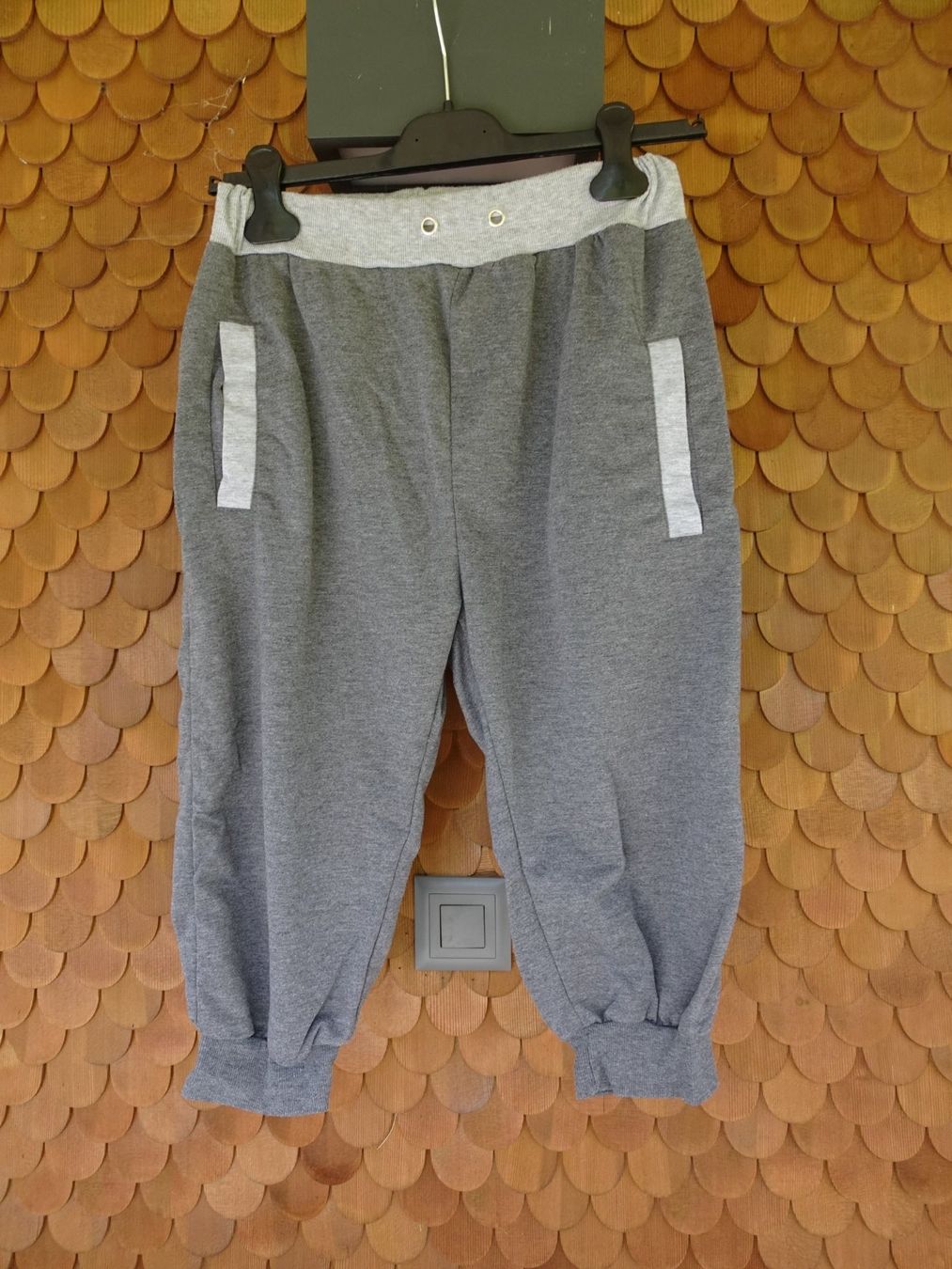 Pantaloni: Herren 3/4-tel Trainerhose grau Gr. M - 224148 – Usato da Küssnacht am Rigi venduto da Good4Deckeli 1