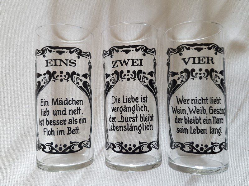 Bicchieri: 3 Trinkgläser mit originellen Sprüchen – Usato da Giswil venduto da online-Brockenhaus