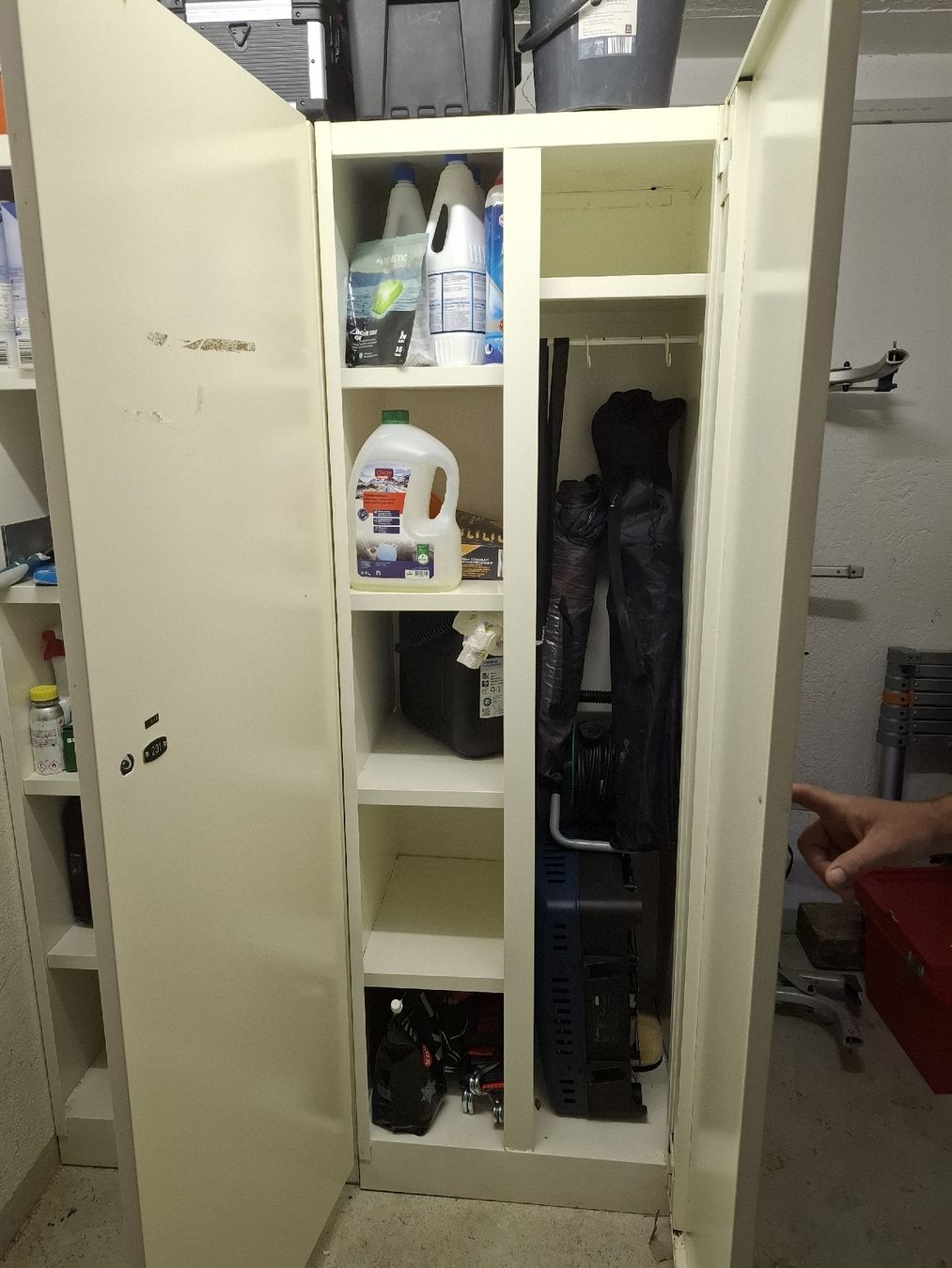 Armoires: Metallschrank  – D'occasion à Oberhelfenschwil par Buffy1980 1