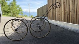 Antiker Kinderwagen mit grossen Rädern (Stubenwagen)