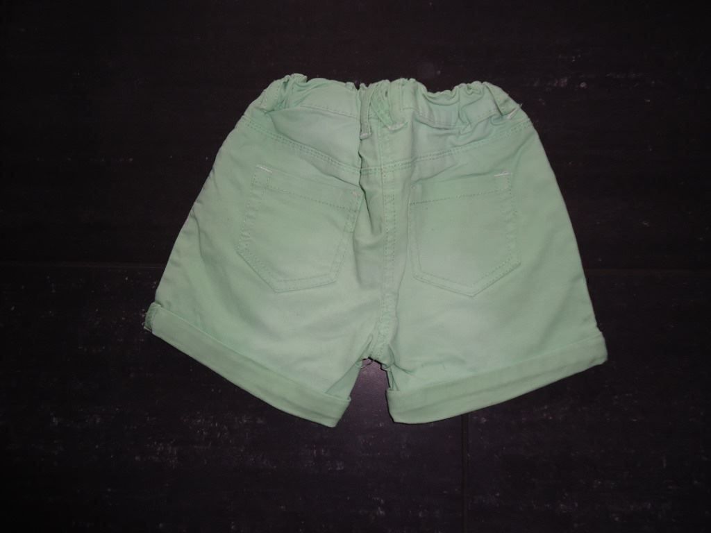 Pantaloni: Hellgrüne Shorts, Grösse 98 – Usato da Wohlen AG venduto da Michi761 1