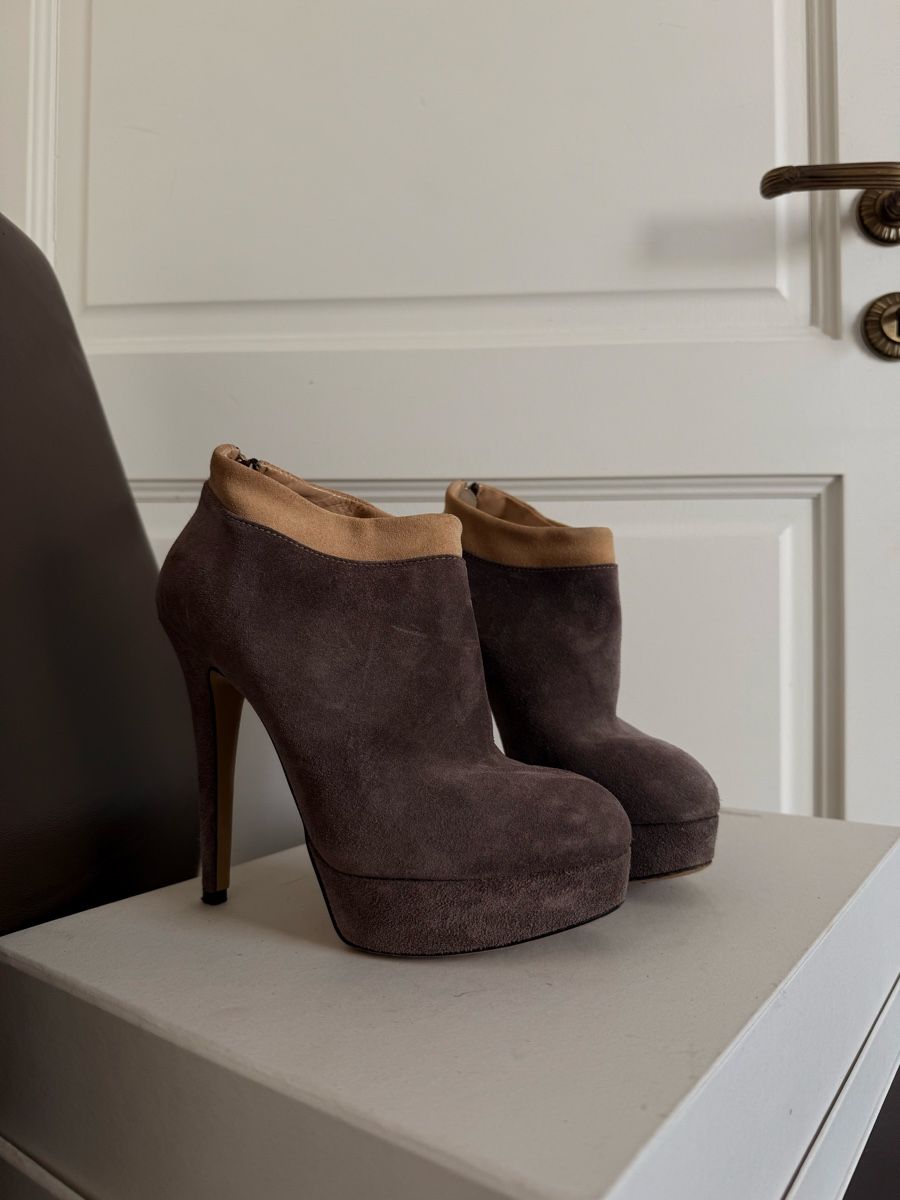 Scarpe da donna: Suede Leather Stiletto Ankle Boots – Usato da Corsier-sur-Vevey venduto da Kristina.Nova