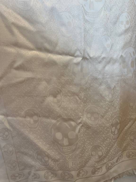 Alexander Mcqueen Foulard & Sciarpe: Alexander McQueen Seidentuch mit ikonisches SkullMotiv – Usato da Breganzona venduto da maggy_l 1
