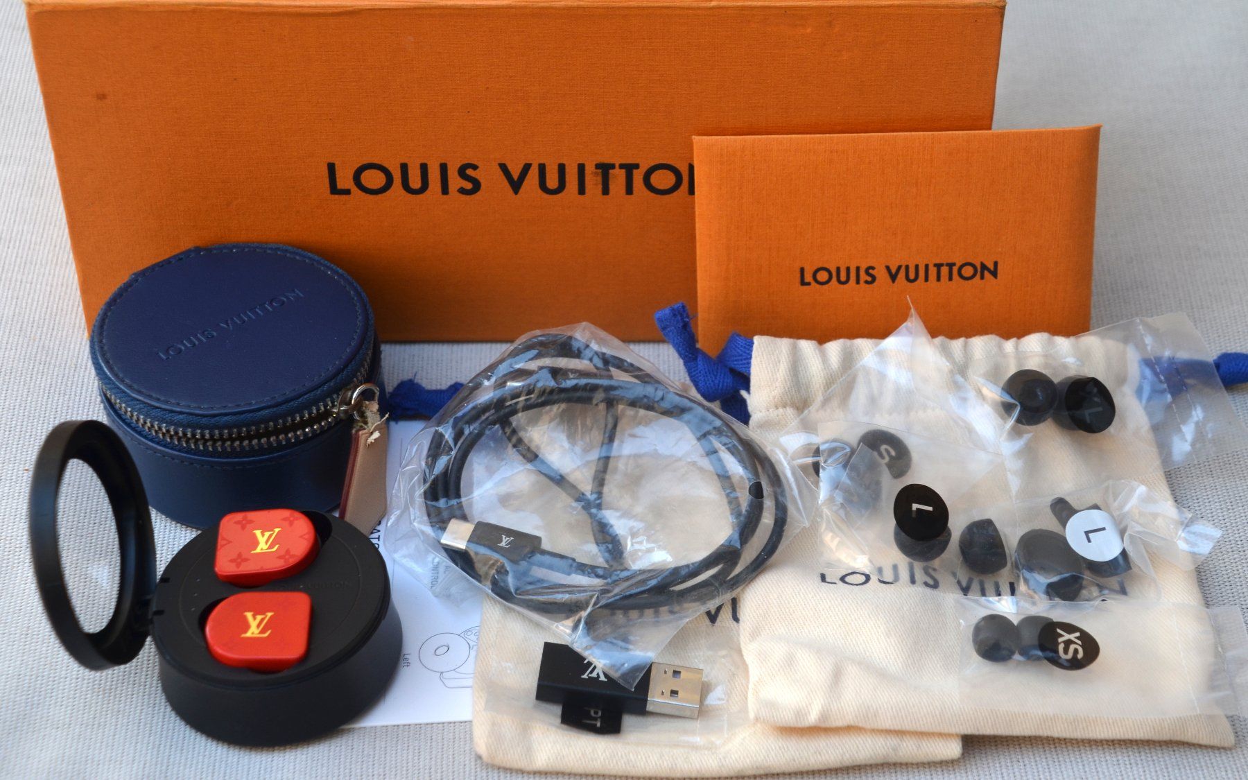 Kopfhörer: Louis Vuitton Kopfhörer / écouteurs – Gebraucht aus Collonges von Auganien