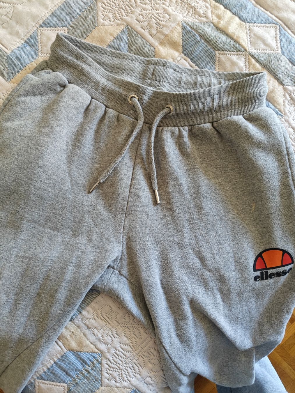 Ellesse Hosen: Pantalon de jogging Ellesse gris, taille S, confortable – Gebraucht aus Carouge GE von Andelie 1