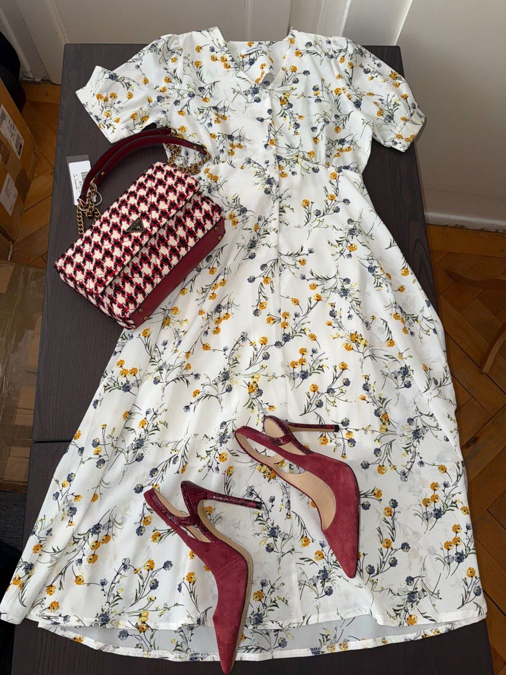 Kleider: Robe d'été fleurie blanche – Neu (gemäss Beschreibung) aus Le Locle von tchanatakoua 1
