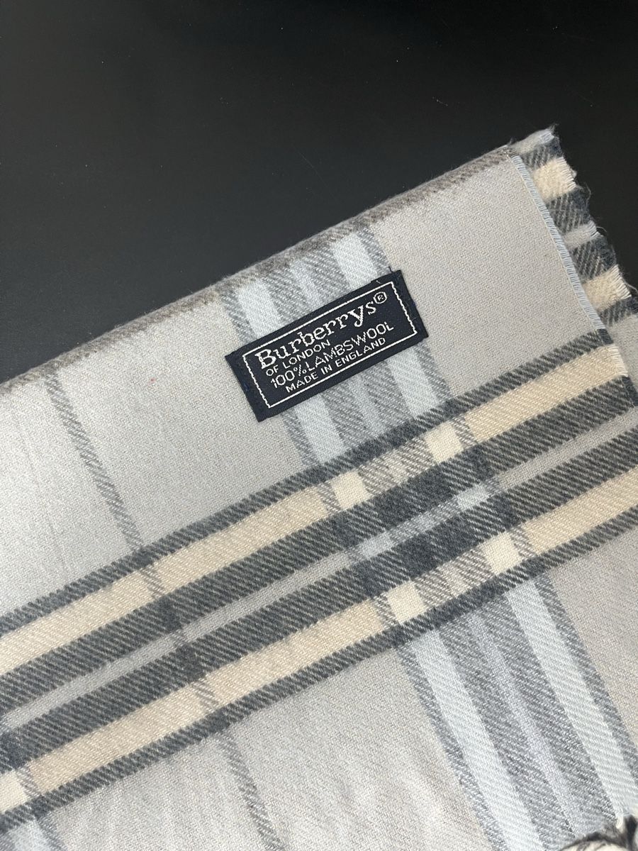 Burberry Foulards & écharpes: Echarpe Burberry authentique bleu clair monogramme  – Neuf (Voir description) à Les Avanchets par ldn.shop 1