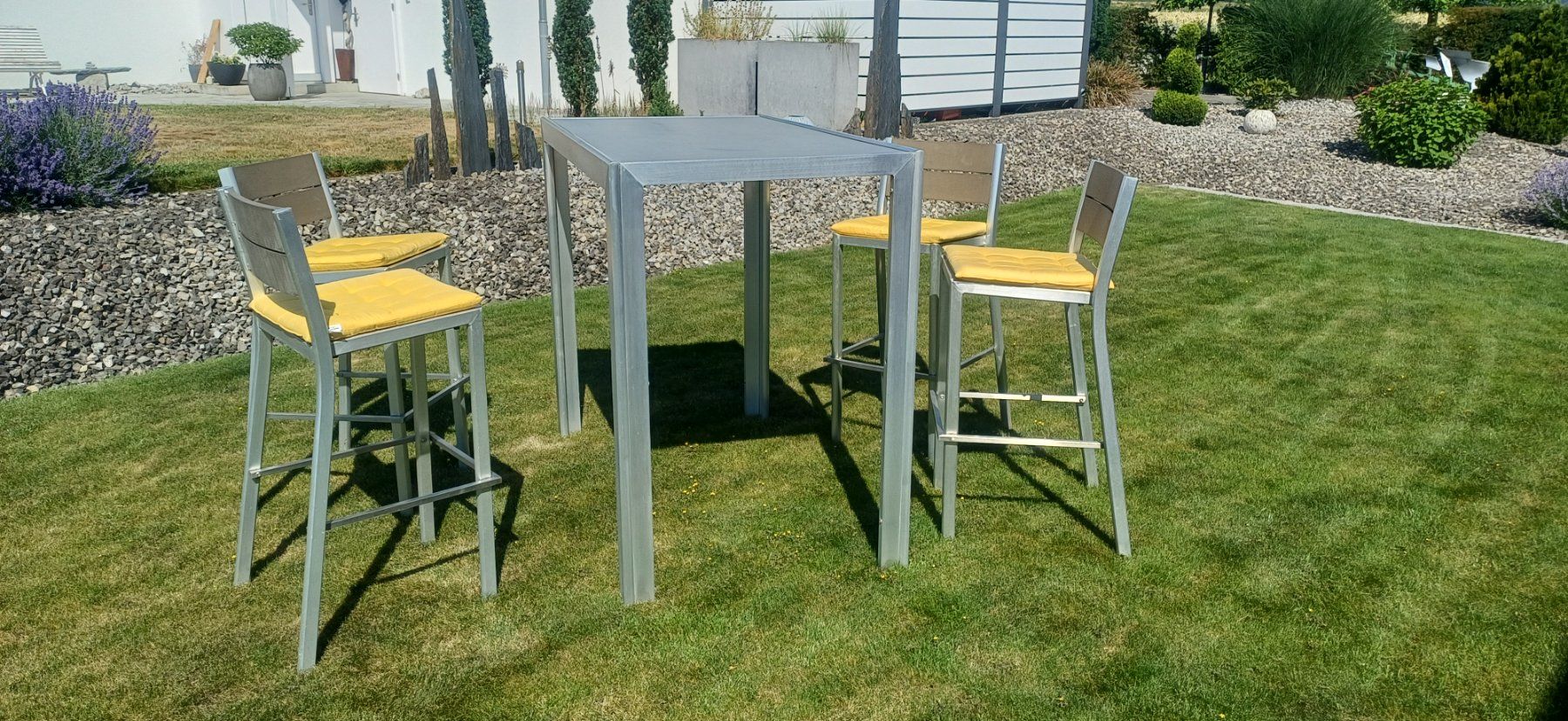 Set de table et chaises: Bartisch mit 4 Stühlen / Gratis – D'occasion à St. Erhard par ton_7nhs 1