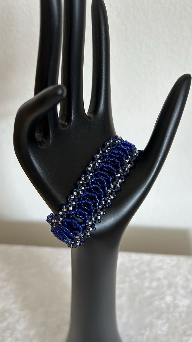 Bracciali & Braccialetti: Handgemachtes Perlenarmband Dunkelblau Silber Elegant – Nuovo e nell'imballaggio originale da Ettiswil venduto da nat_9vgc