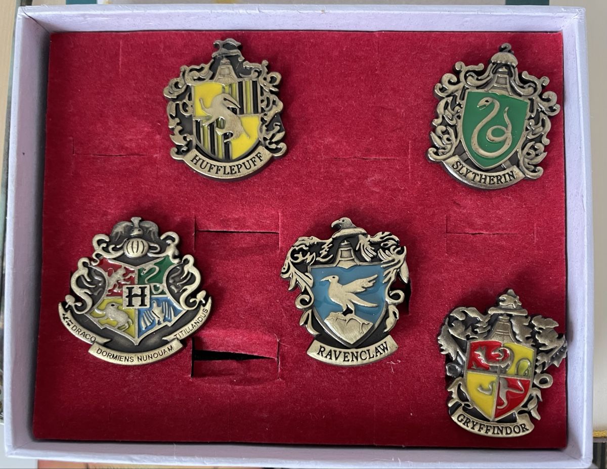 Libri: Harry Potter Kollektion inkl. Pins – Nuovo (secondo la descrizione) da Ried b. Kerzers venduto da TheReds 4