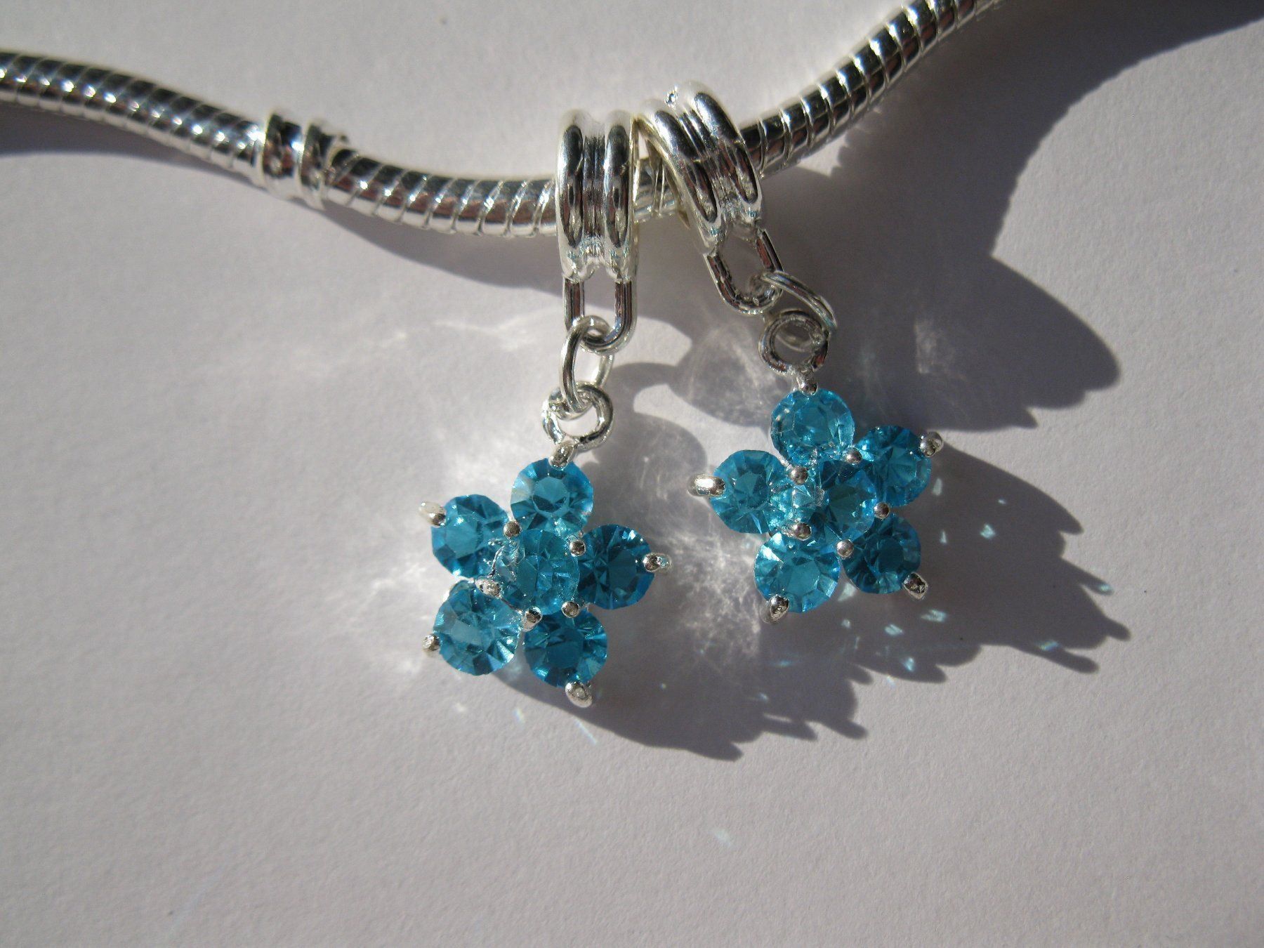 Ciondoli: Anhänger, Dangle Blume versilbert mit hellblauem Strass – Nuovo e nell'imballaggio originale da St. Margarethen TG venduto da LuanaKa