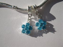 Anhänger, Dangle Blume versilbert mit hellblauem Strass