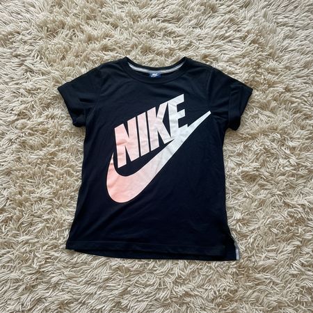 T-shirt Nike noir taille S, parfait pour l'été!