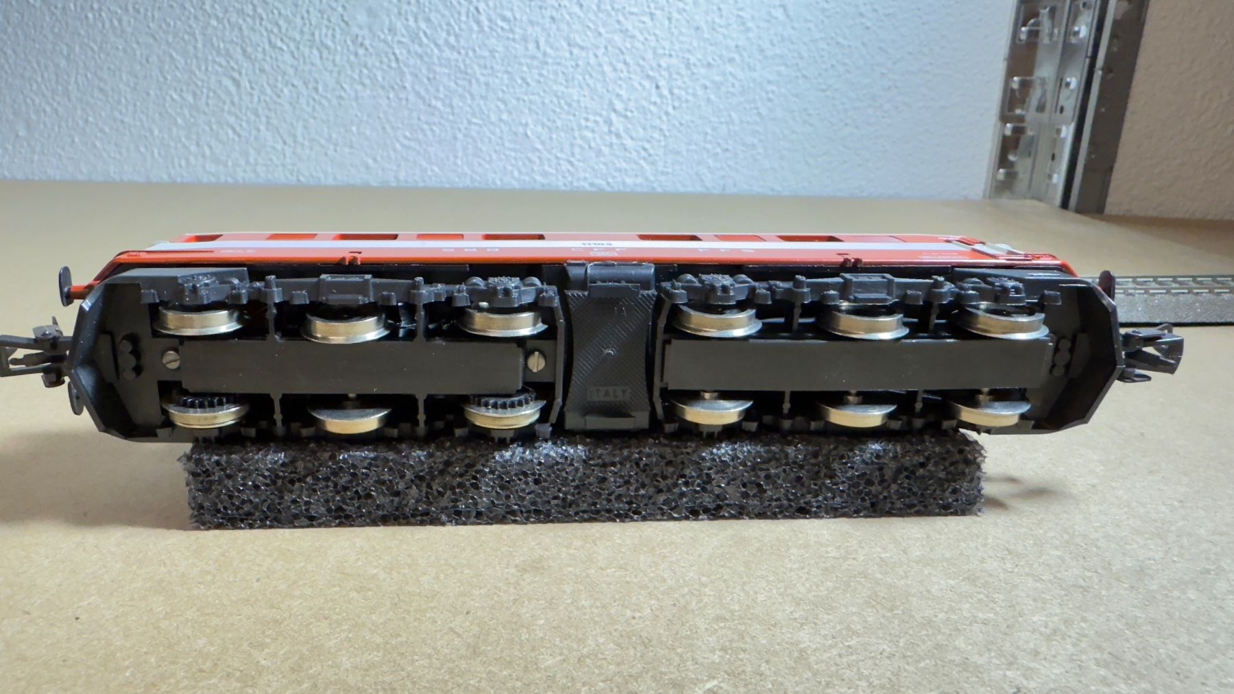 Lima Modelleisenbahnen: Lima Ae 6/6 Swiss Express H0 / DC – Gebraucht aus Windlach von Kelebra 9