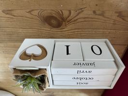 Calendrier en bois blanc avec coeur décoratif