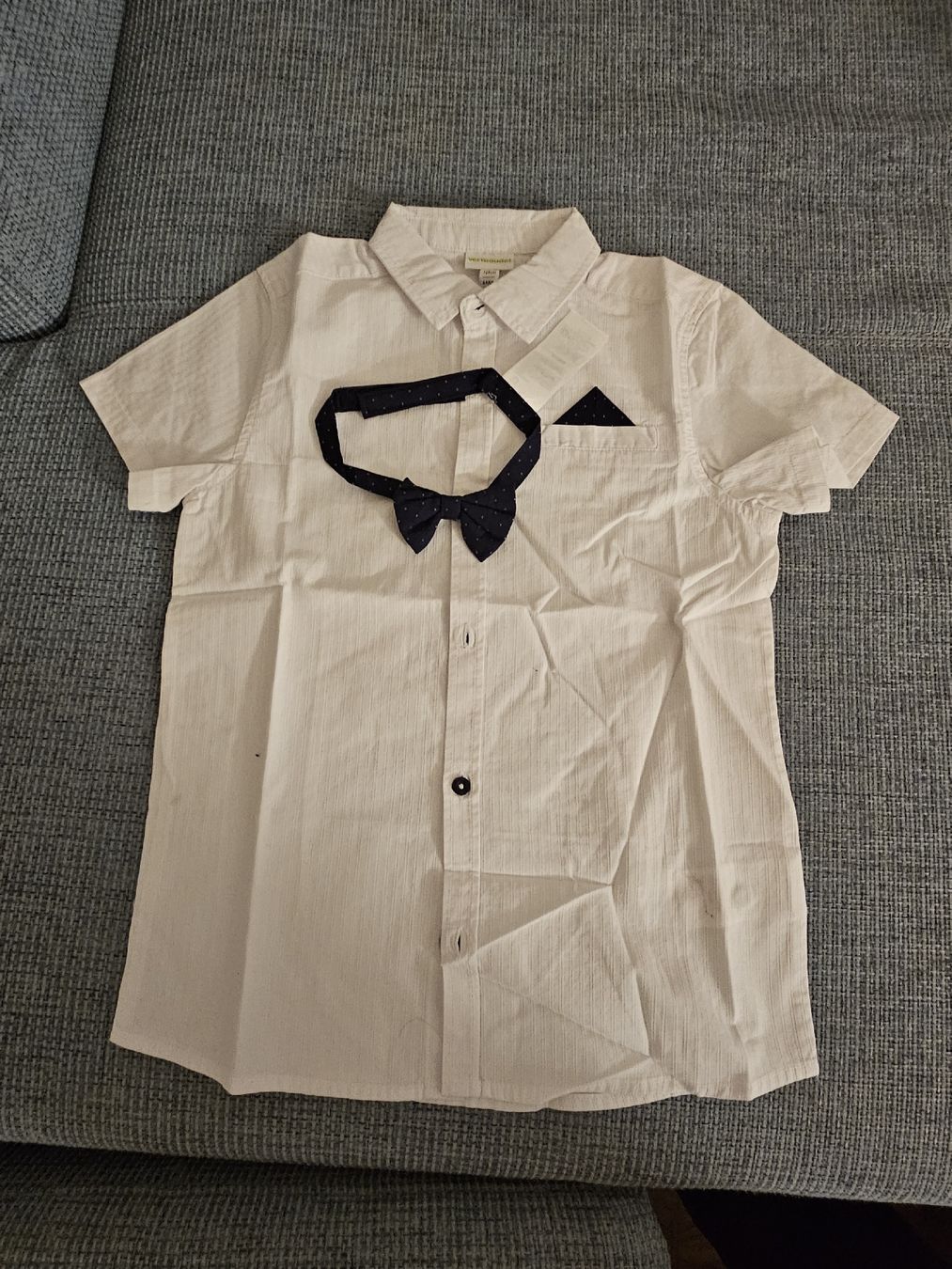 Chemises, T-shirts & Polos: Kinderhemd Vertbaudet weiss mit Fliege, ungebraucht – Neuf (Voir description) à Männedorf par cos_29v7