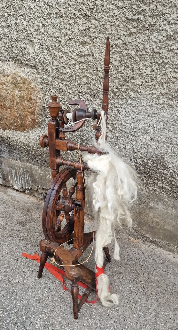 Ruote per filare: Petit rouet ancien en bois – Usato da Lausanne venduto da ama_2fz8 3