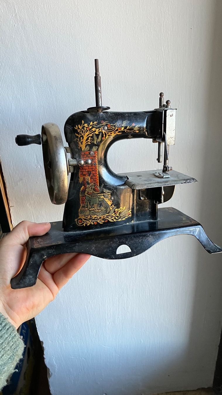 Giocattoli: Ancienne machine à coudre jouet vintage – Usato da St-Cierges venduto da LeRegain
