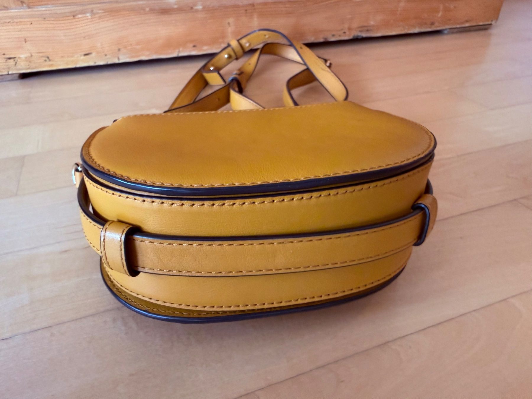 Michael Kors Taschen für Damen: Michael Kors Umhängetasche Ockergelb – Gebraucht aus Uster von Schangnau87 4