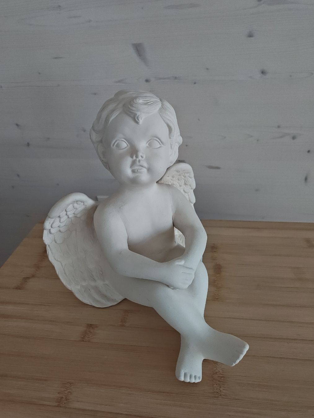 Statuette: Engel Figur weiss sitzend Keramik  – Usato da Feldbach venduto da Lizze