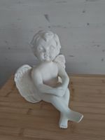 Engel Figur weiss sitzend Keramik 