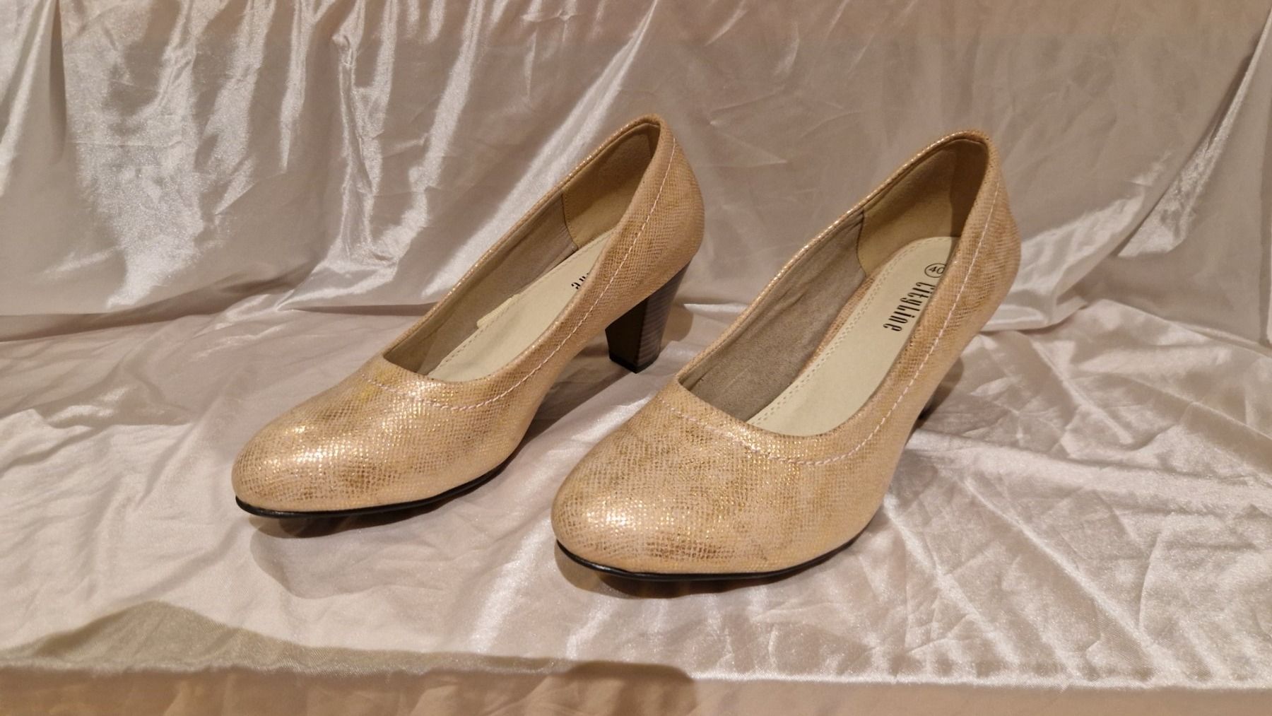 Damenschuhe: Sehr schöne Pumps, Gr. 40,Neu – Neu (gemäss Beschreibung) aus Widnau von Smanitu 2