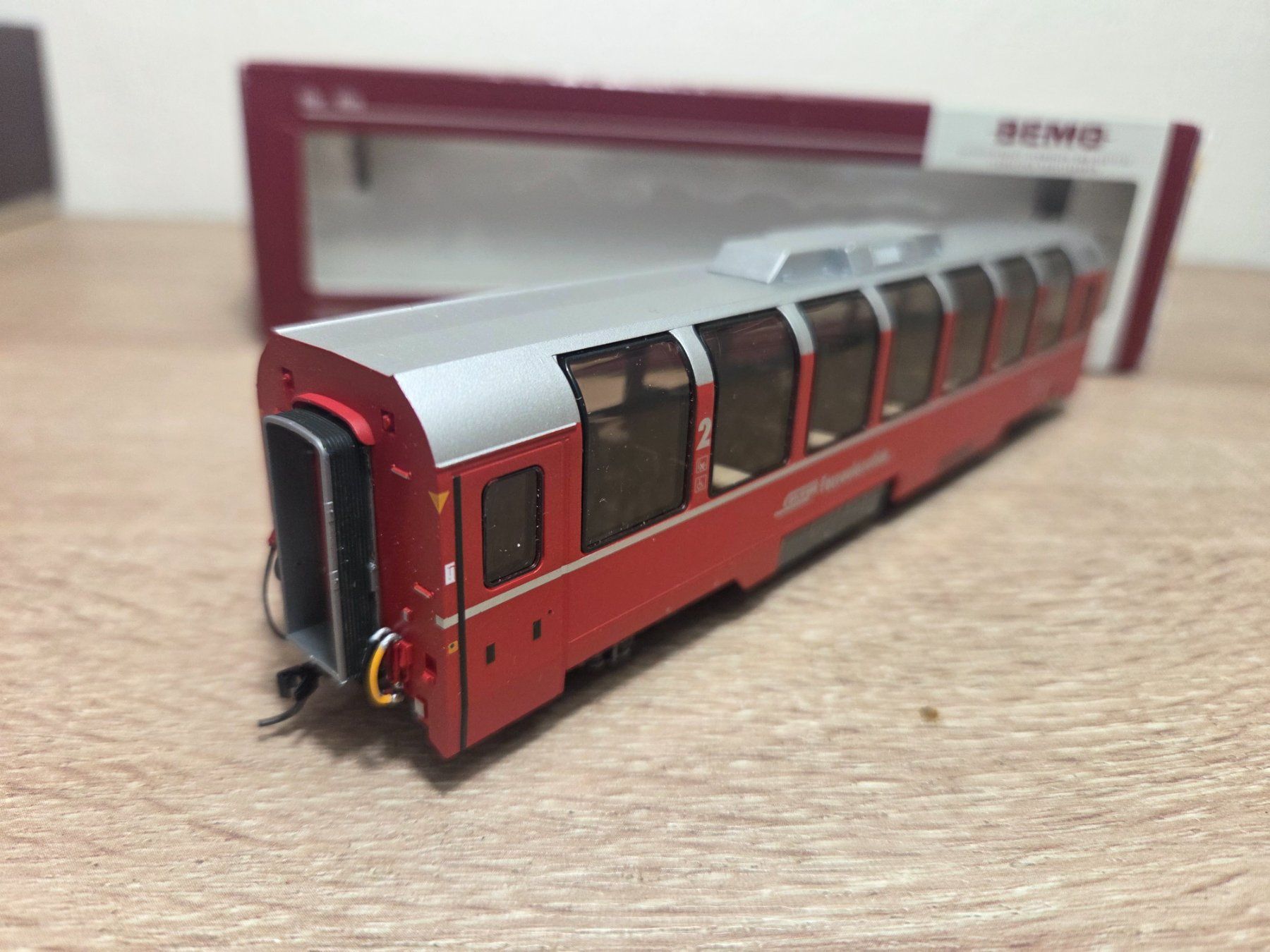 Bemo Modellini di ferrovie: Bemo 3294 104 Panoramawagen RhB H0m – Nuovo e nell'imballaggio originale da St-Aubin-Sauges venduto da Lo_Go 2